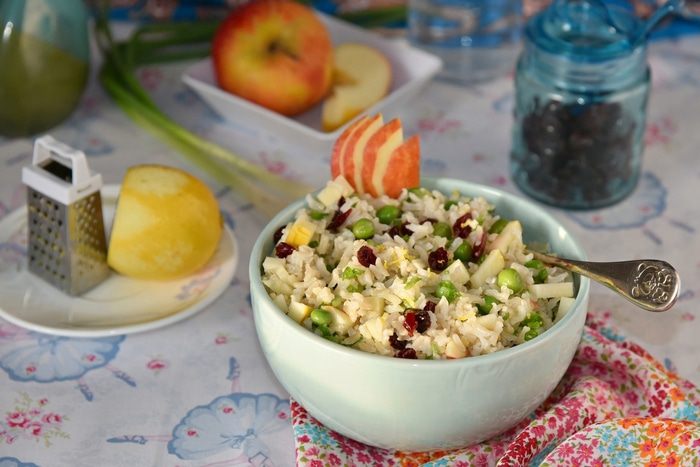 Салат из бурого риса с яблоком и горошком