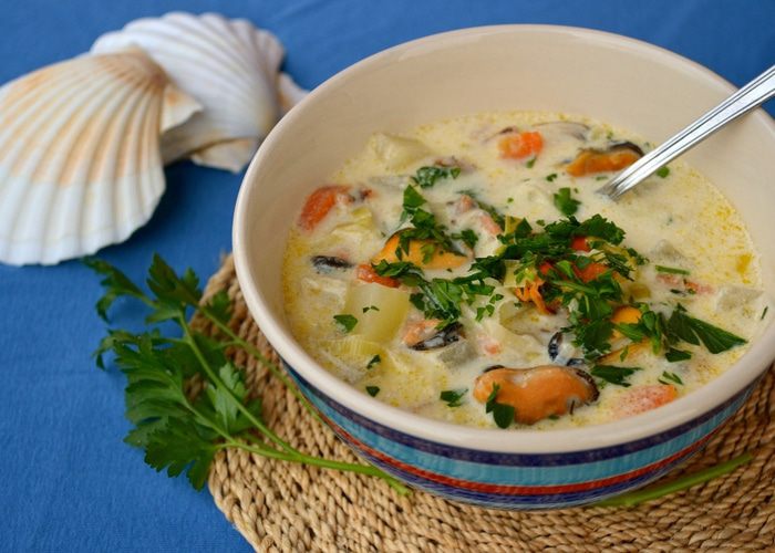 Сливочный чаудер с мидиями и слабосоленой семгой