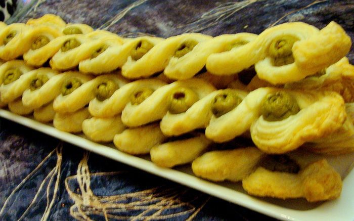 Слоеные косички с оливками