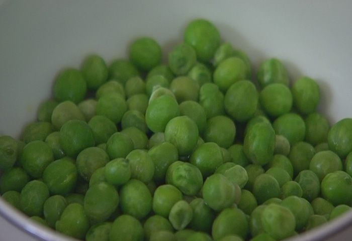 Омлет с зеленым горошком, картофелем и сыром 