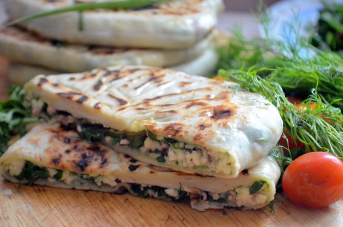 Мини-кутабы со свежей огородной зеленью