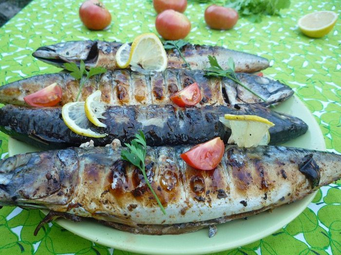Скумбрия на гриле по-домашнему с базиликом и лимоном