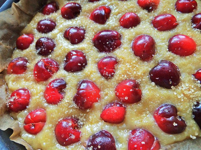 Пирог «Черешня в ореховом тесте»