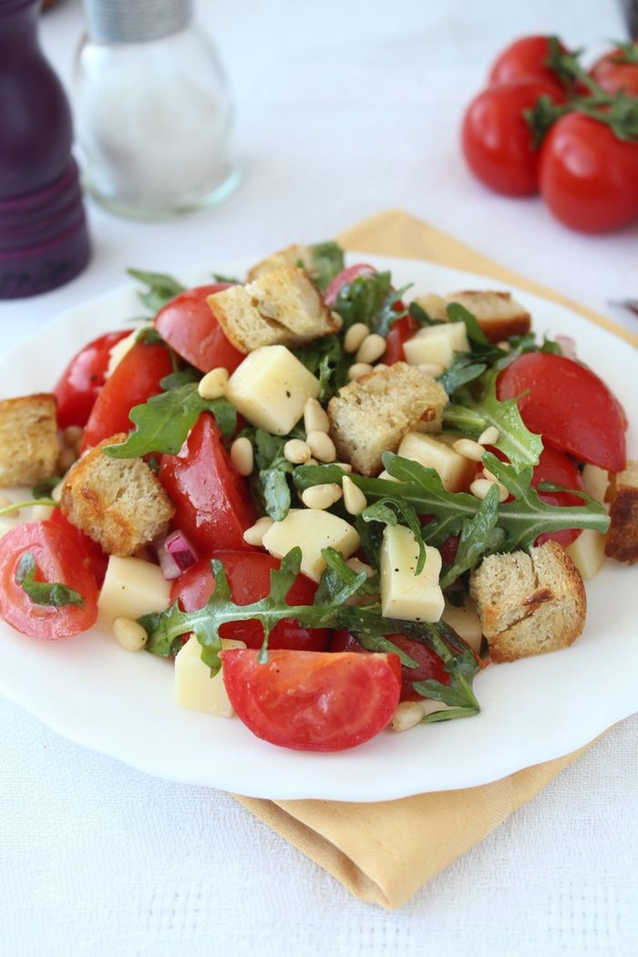 Салат из помидоров с руколой, фетой и сухариками