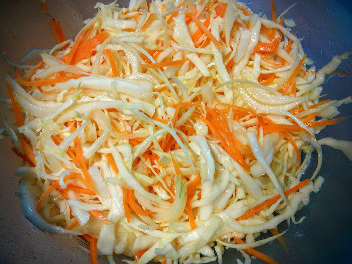 Булочки для бургеров и капустный салат 