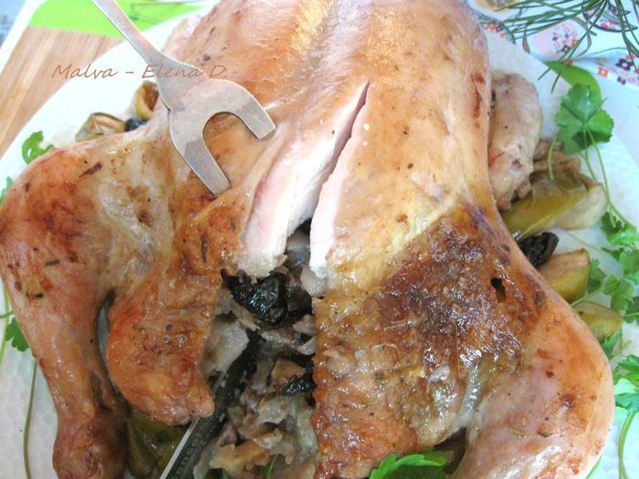 Курица, фаршированная орехами, черносливом и яблоком