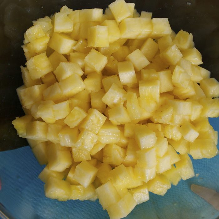 Лосось с ананасовой сальсой