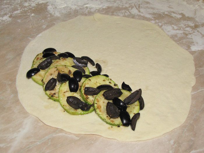 Кальцоне с цукини, оливками и моцареллой