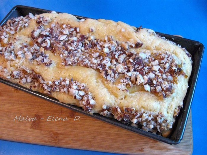 Цитрусовый кекс в шапочке из персиков и фундука