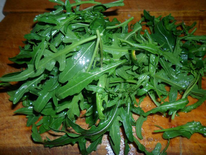 Теплый салат с руколой, фасолью и  кальмарами