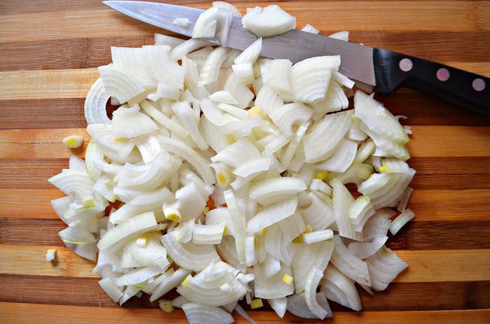 Закусочный блинный пирог с грибами и капустой