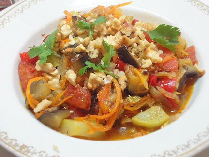 Овощное рагу с орехами