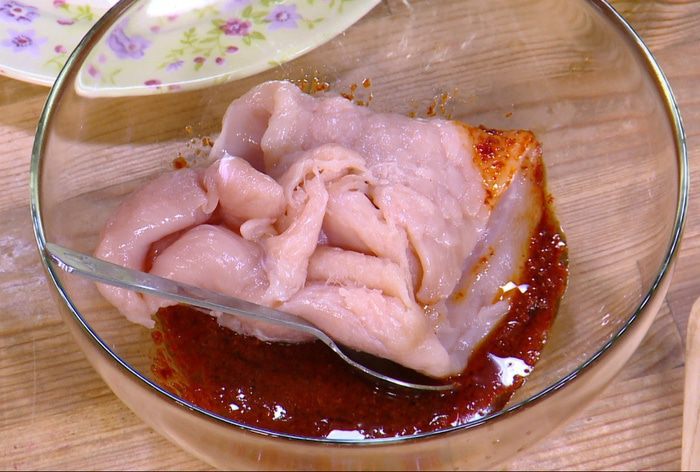 Бутерброды с курицей, моцареллой и красным песто 
