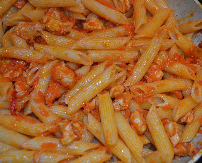 Пенне с куриной грудкой и овощами