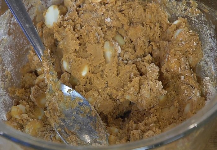 Печенье с белым шоколадом, кофе и макадамией 
