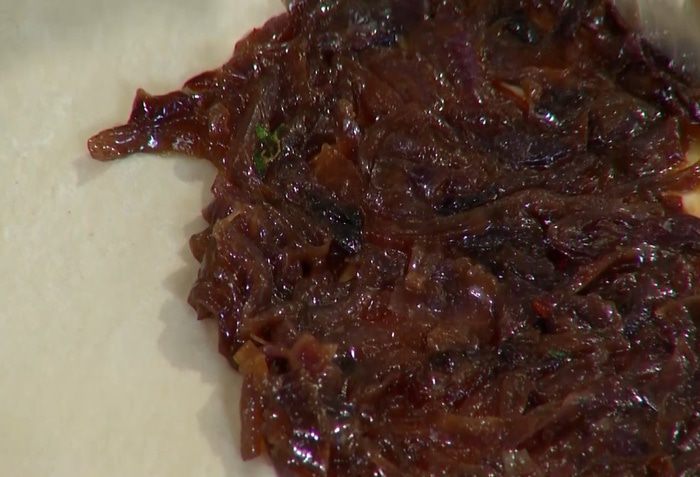 Открытый пирог с карамелизированным луком и анчоусами 
