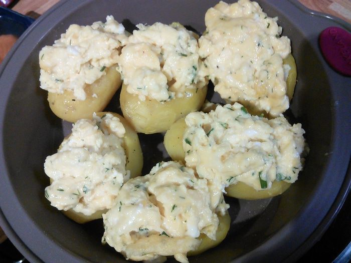 Запеченный картофель с яичницей-болтуньей и копченым лососем 