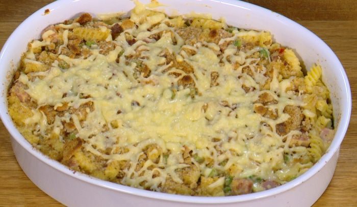 Запеканка из макарон с ветчиной, зеленым горошком и горчицей 