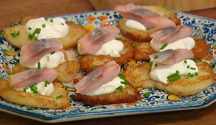 Овощные драники с селедкой