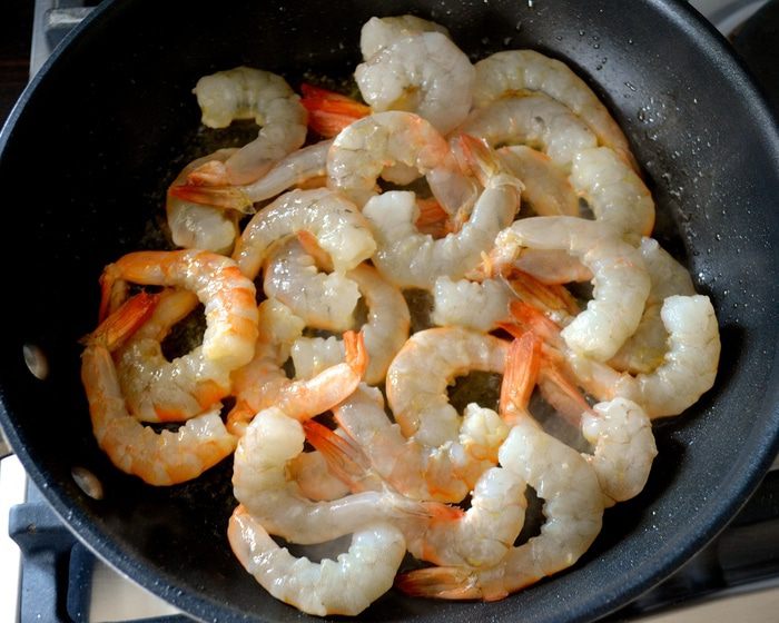 Салат с креветками и руколой