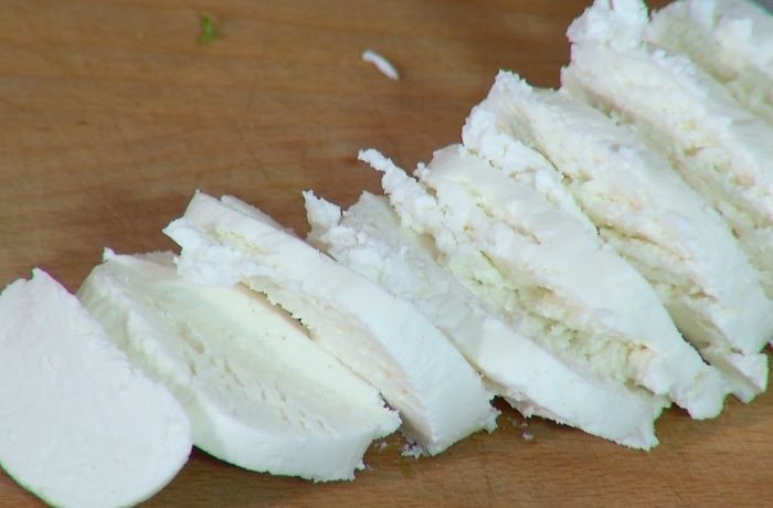 Открытый пирог с цукини и козьим сыром 