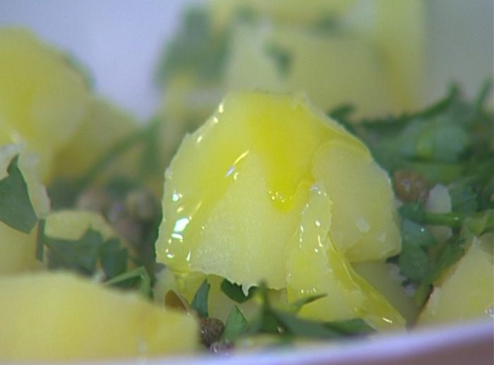 Теплый салат из картофеля, руколы и анчоусов