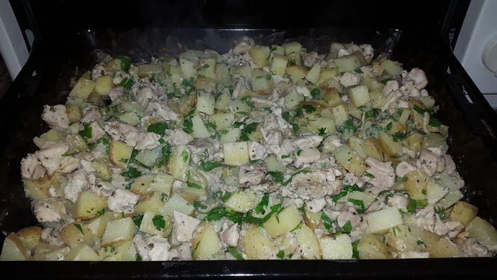 Курица, запеченная с молодым картофелем, луком-пореем и сыром лабне