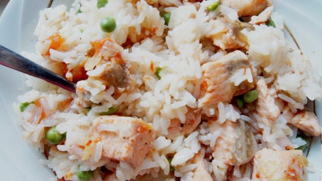 Быстрый плов с рыбой и зеленым горошком