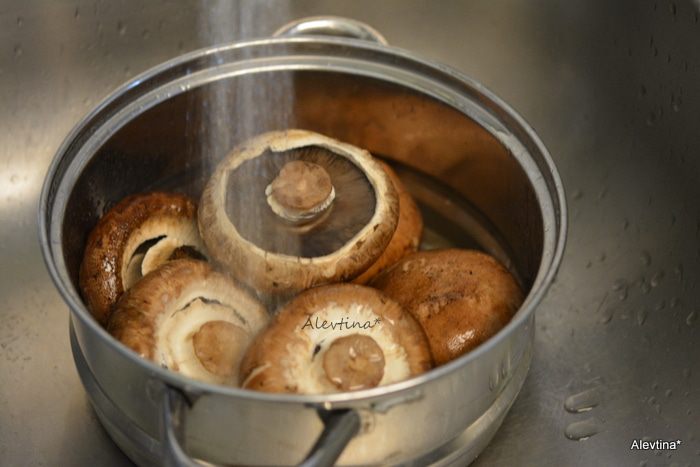 Фаршированные грибы с крабовым соусом