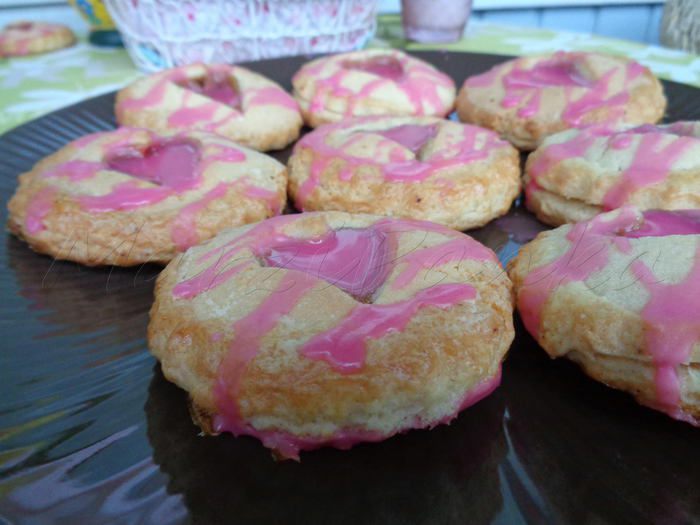 Сахарное печенье с курдом из ревеня, глазированное помадкой