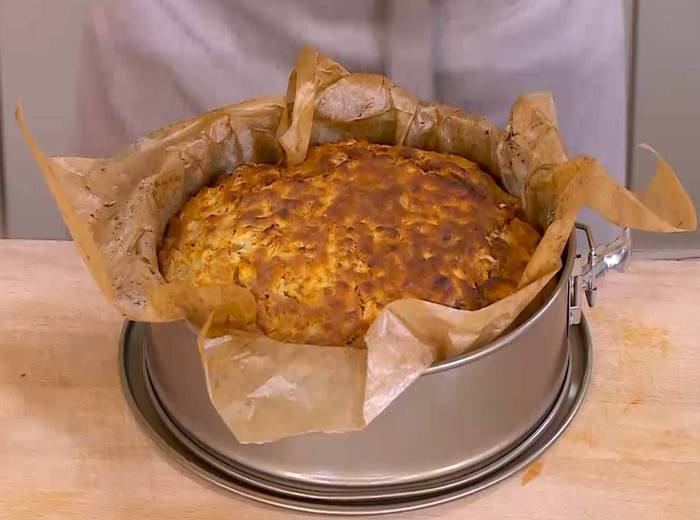 Медовый пирог с морковью, бананом и орехами 