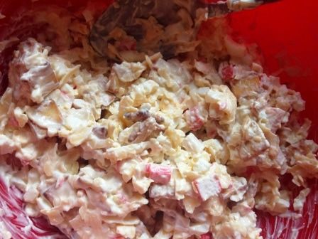 Торт-салат из крекеров и крабовых палочек