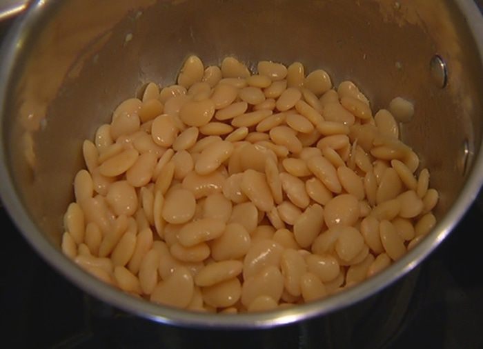 Острый салат из фасоли с креветками