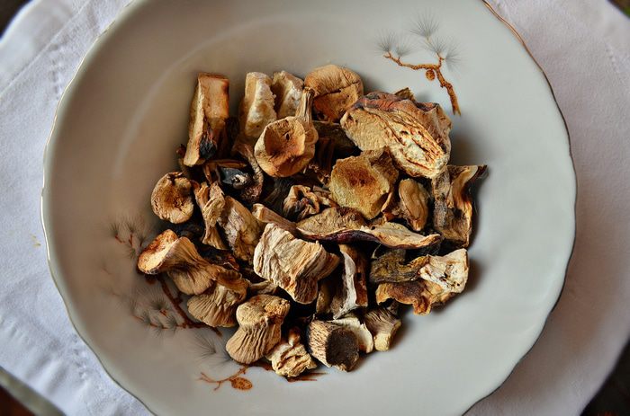 Закусочный блинный пирог с грибами и капустой