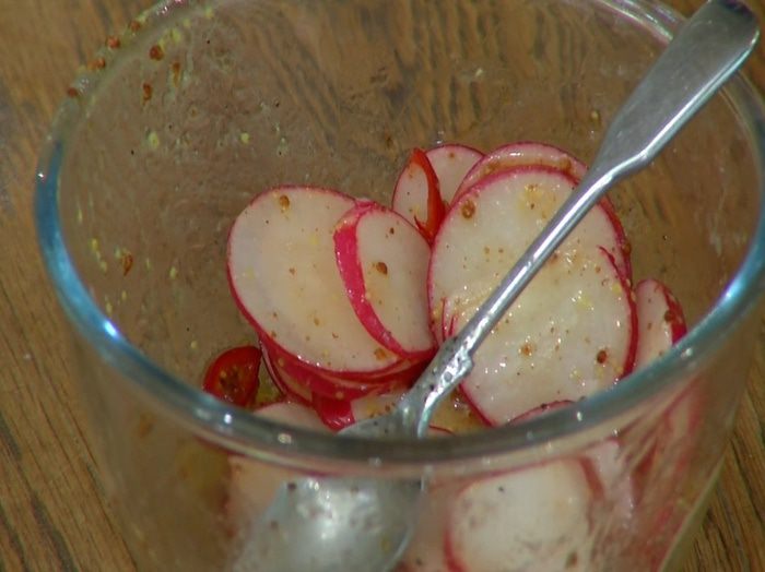 Салат с молодым картофелем, редисом и кижучем