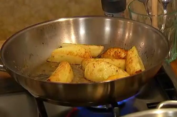 Теплый салат из красного риса с зеленью и миндалем