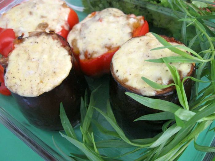 Баклажаны и перцы с кориандром, сыром и овощами