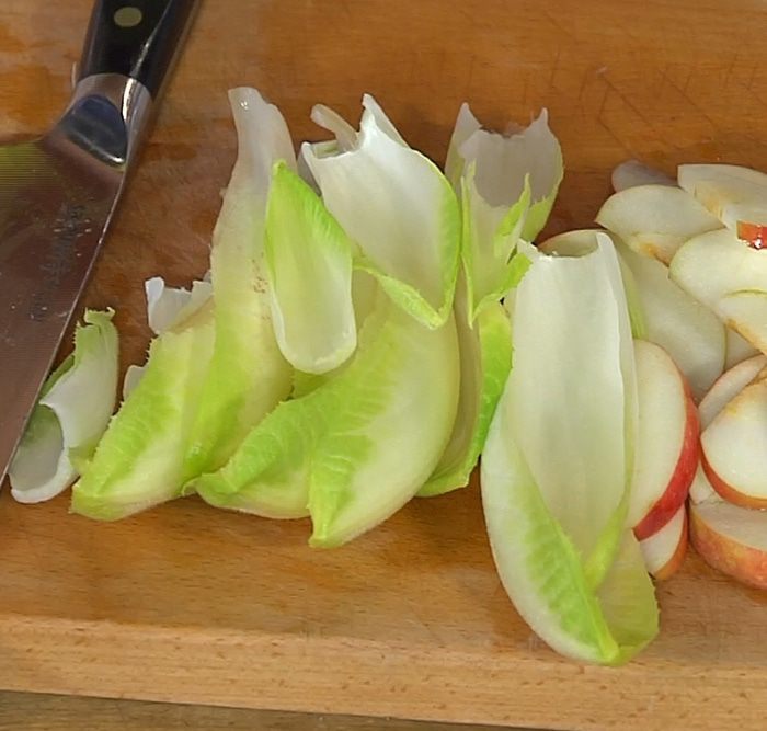 Салат из цикория с яблоком, крутонами и голубым сыром 