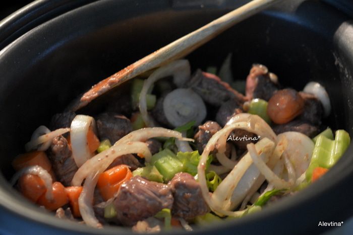 Говядина, тушенная с розмарином и чесноком