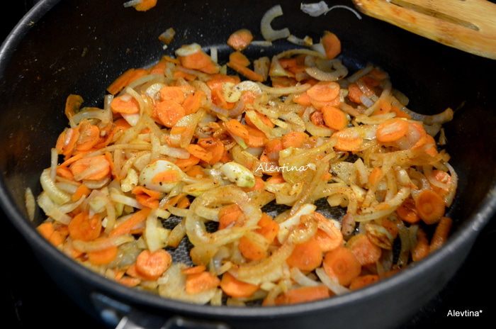 Свиное рагу с перловкой и клюквой