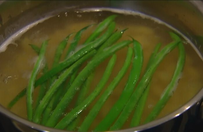 Салат Нисуаз с макаронами и яйцом пашот 