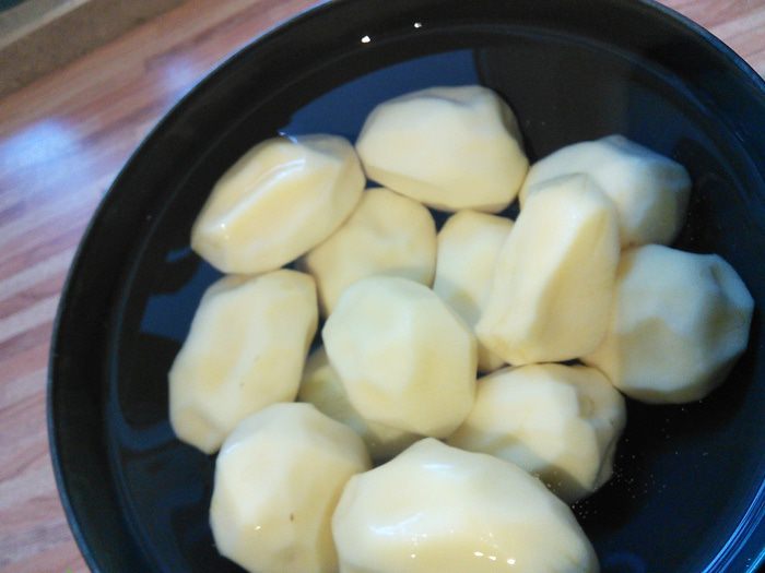 Суп с копчёными колбасками и зелёной капустой 