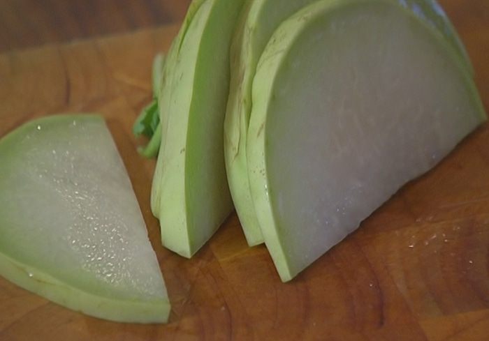 Салат с тыквой и свеклой на листьях цикория