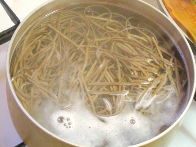 Соба с курицей и цуккини
