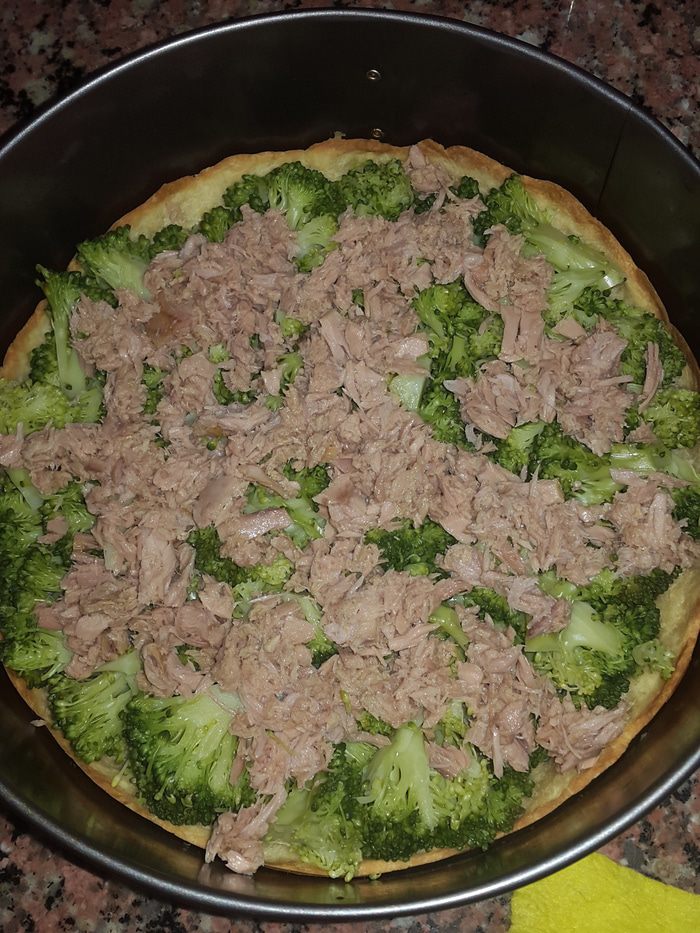 Киш с брокколи, тунцом и сыром