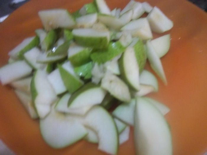 Шоколадный пирог с грушами