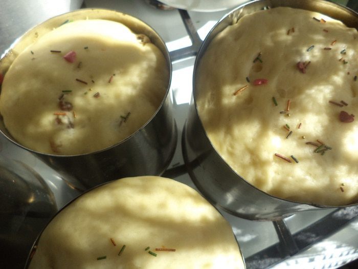 Кулич с цукатами, изюмом и орехами