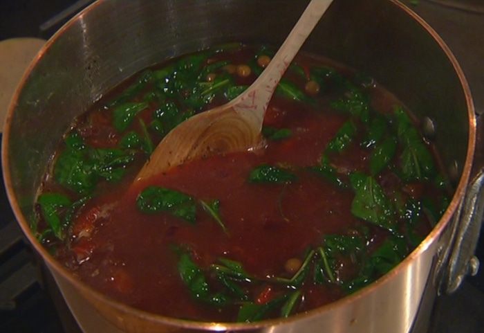 Томатный суп с чечевицей, свеклой и шпинатом