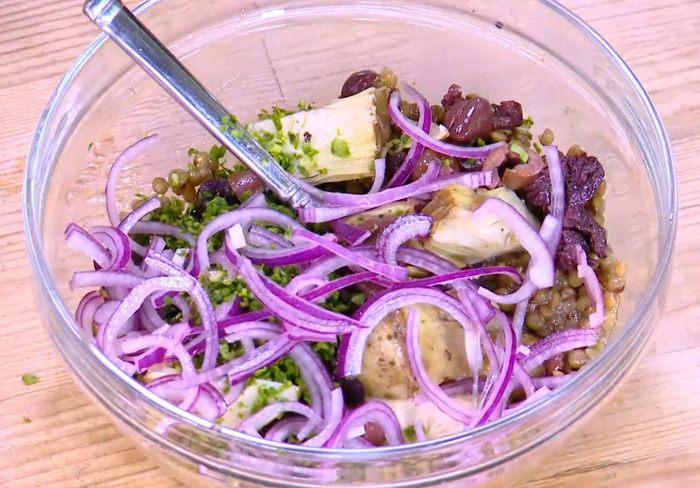 Салат из чечевицы с артишоками и фетой 