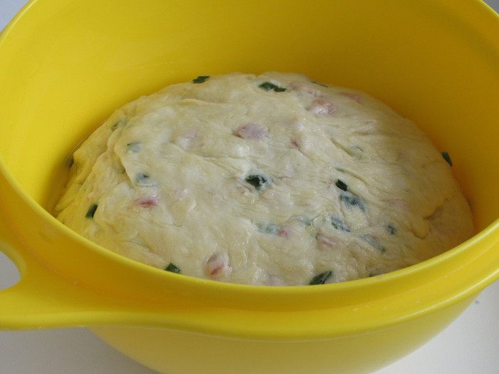 Булочки с зеленым луком и ветчиной